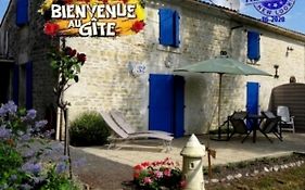 Gîte au calme avec pêche, bord de rivière La Maison de la Taillée aux Volets Bleus- MARAIS POITEVIN